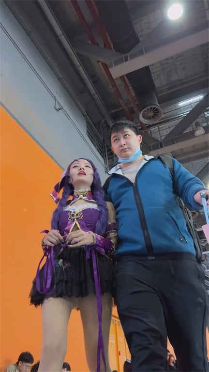 推荐【展会抄底】颜值嫩妹,裙子这么短,肉丝白内都露出来了,龟男似乎看到镜头了,就 配图9