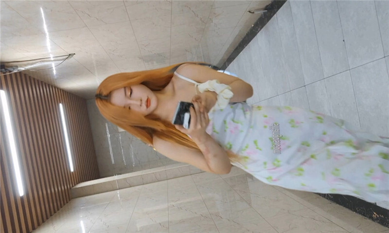 大神潜入酒店女厕全景偷拍吊带裙美女❤️微毛小嫩B - 老宋论坛-老宋论坛