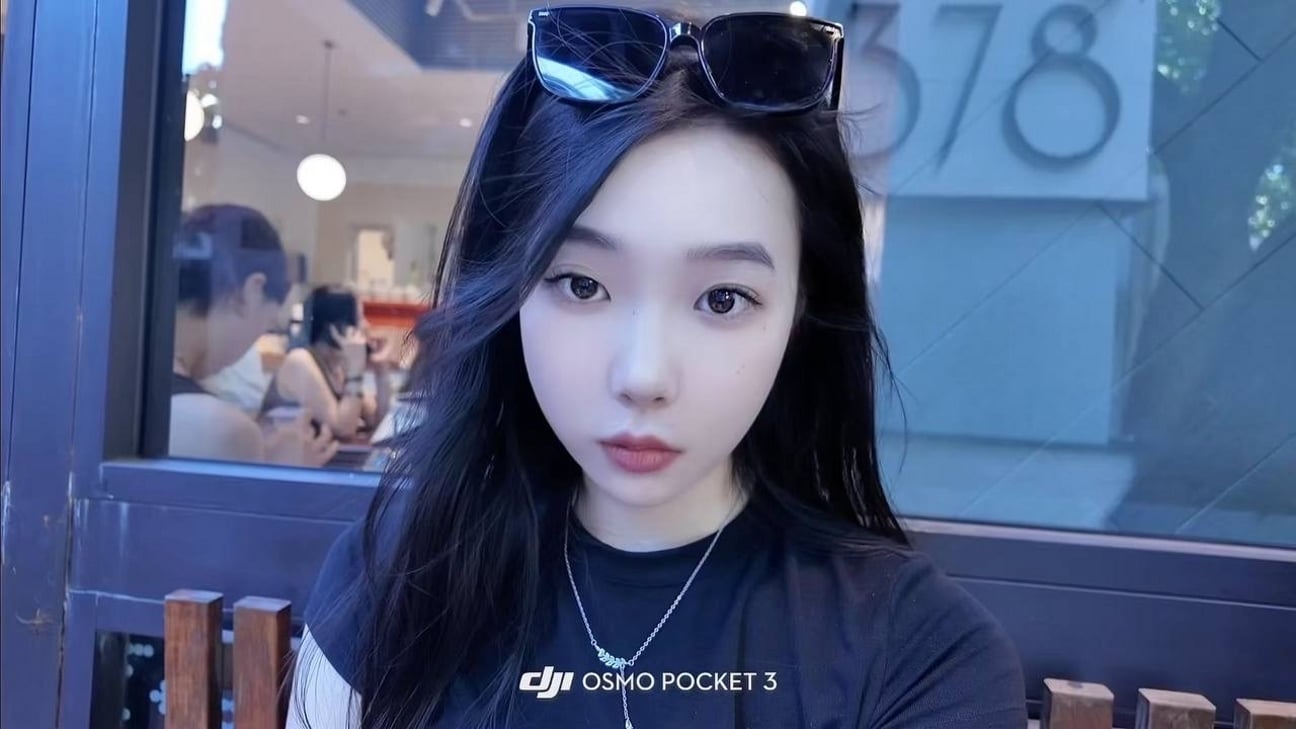 【原相机独家泄密】极品高颜值清纯女友首次害羞露脸自拍！镜头前扭捏抗拒被男友强行扯 配图2