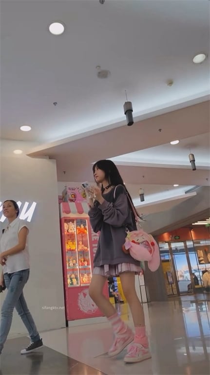 爆款推荐【街头极品抄底】清纯颜值嫩妹大长腿，粉色内裤诱惑拉满，玉足高清特写+薄薄 配图3