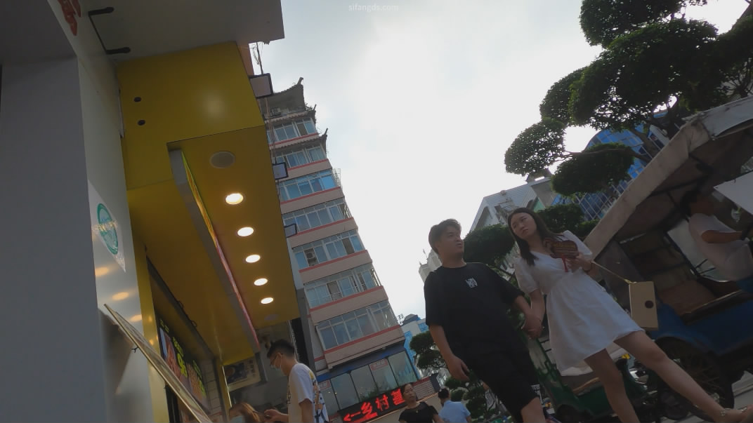 ❤️白裙极品小姐姐街头诱惑 肉色无痕内裤深陷翘臀缝❤️超短牛仔裙粉嫩内裤翅膀紧裹肥美圆臀 - 老宋论坛-老宋论坛