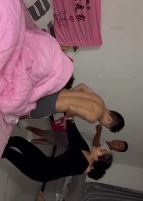 吃瓜真实抓奸视频流出！云南人妻破门捉奸老公光腚勇护小三 骚货露奶被狂扇狗男女被打 配图2