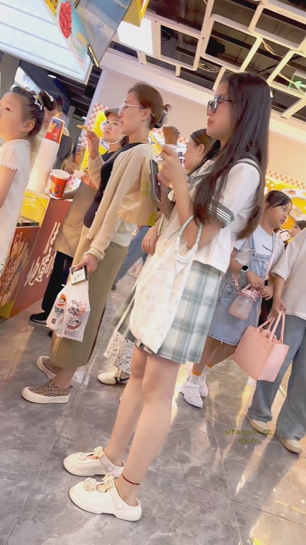【KFC】大神尾随偷拍❤️制服JK学生妹独自逛街·无痕半透内内露出白虎一线逼 - 老宋论坛-老宋论坛