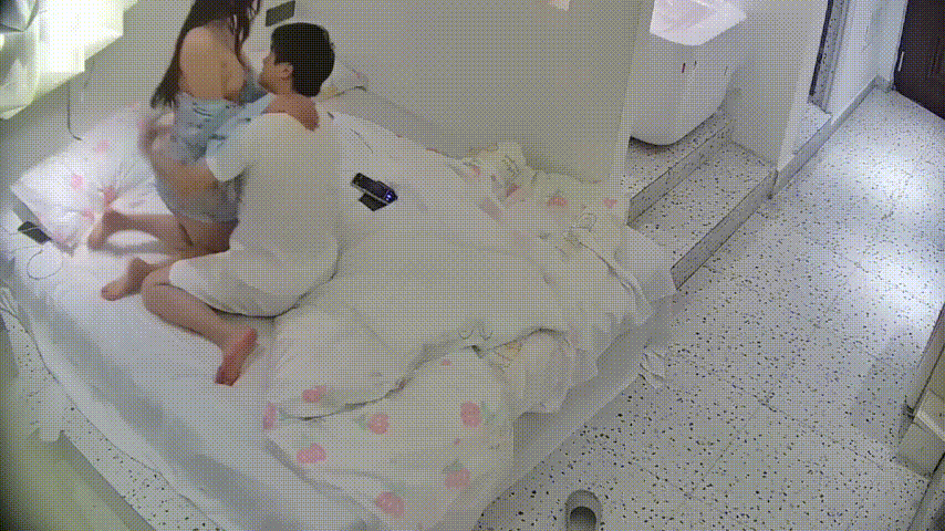 大学城私拍陷阱！丝绸薄纱透视美女受邀拍照却被摄影师强塞鸡巴猛操骚穴，诱惑出片超刺 配图3