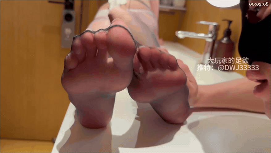 ㊙【SM调教】【恋足】【大玩家的足欲】推特恋足大神约拍眼镜妹猥亵玉足疯狂舔脚玩弄 配图4