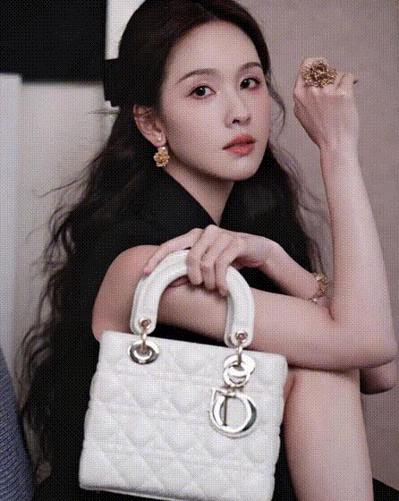 【AI脱衣】抖音快手小红书骚女明星爱吃大鸡巴肏逼骑乘摇曳！ 配图4