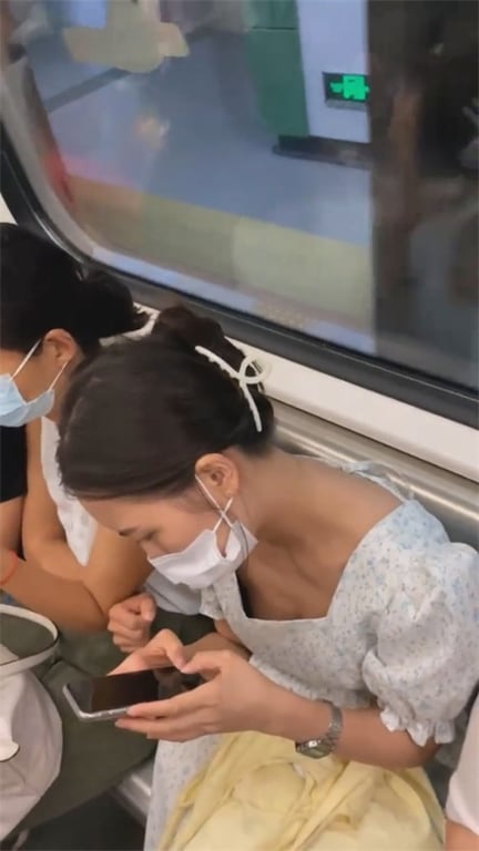 爆款推荐【地铁极致偷窥】少妇奶水狂漏白腿晃眼，短裙白内骚气四溢，玉足高清特写欲罢 配图3