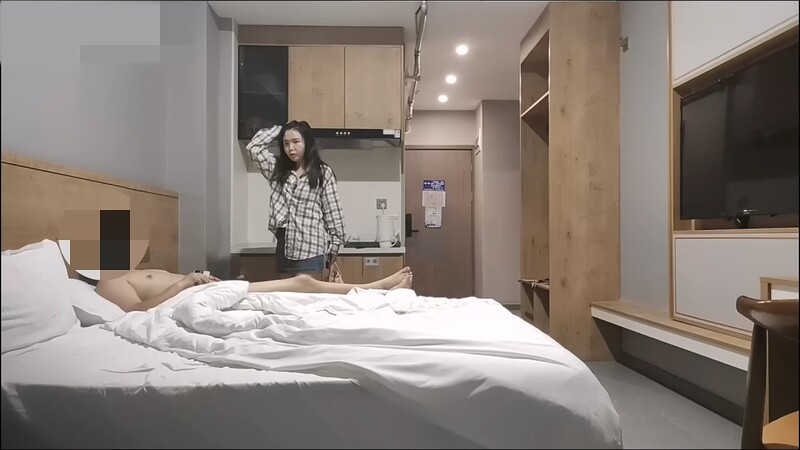农村光棍激情约炮！长发短裙神似小宋佳的极品美女舌吻湿吻疯狂调情 换上骚情趣装后入 配图28