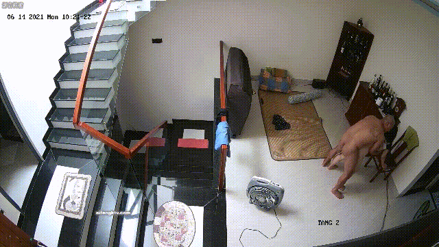 家庭摄像头破解真实偷拍，有钱秃驴打地铺连续玩肏白肤小媳妇，躺着干站着干，听话耐操 配图2