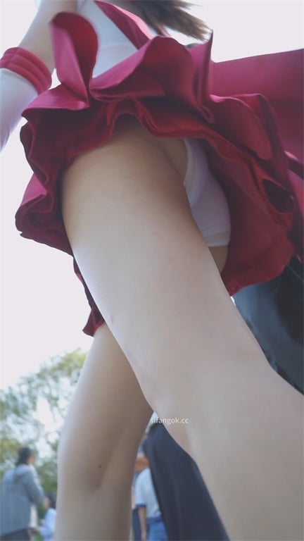 推荐【抄底美少女战士Coser】极品大长腿，裙子这么短不就是让人看吗，腿玩年，好 配图7