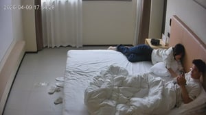 酒店偷拍大尺度流出❤️花臂猛男独住甜美娇妻主动送炮，笑得一脸满足超诱人！-老宋论坛