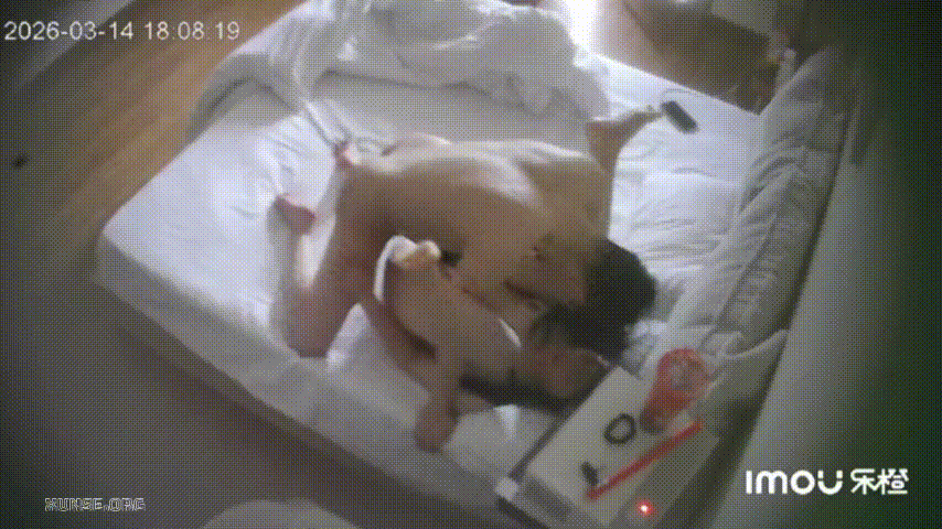 ⁸¹ 乐橙 3-15 冷白皮极品微胖 超可爱小美女 男友饥荒了等不及要操她 上来 配图5
