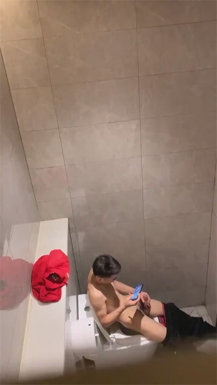 推荐厕所偷拍【大学男生放尿撸管】厕所看片撸管射了好多，竟然还有包茎翻不出来，G8 配图15