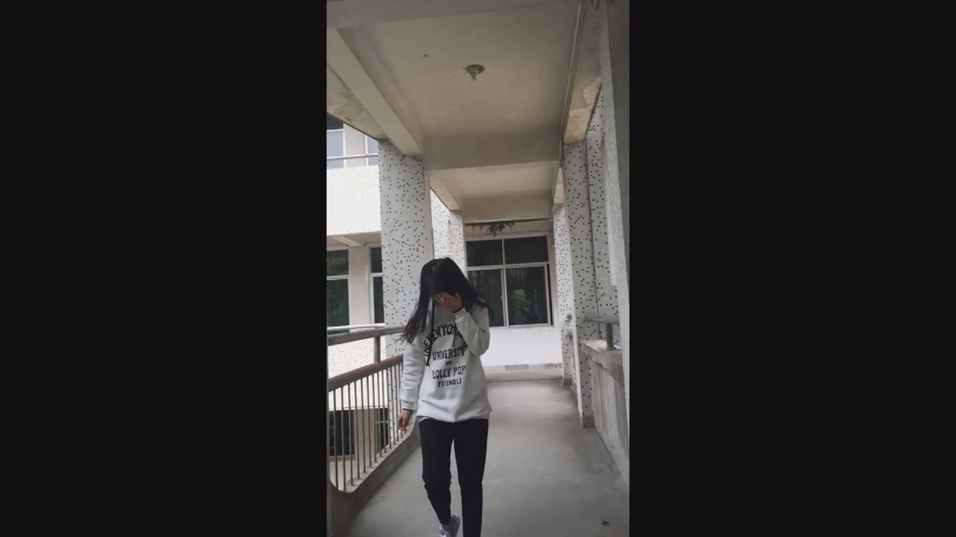 厕拍大神潜入湖南某师范学院教学楼女厕偷拍学妹尿尿高清无水印版 配图6