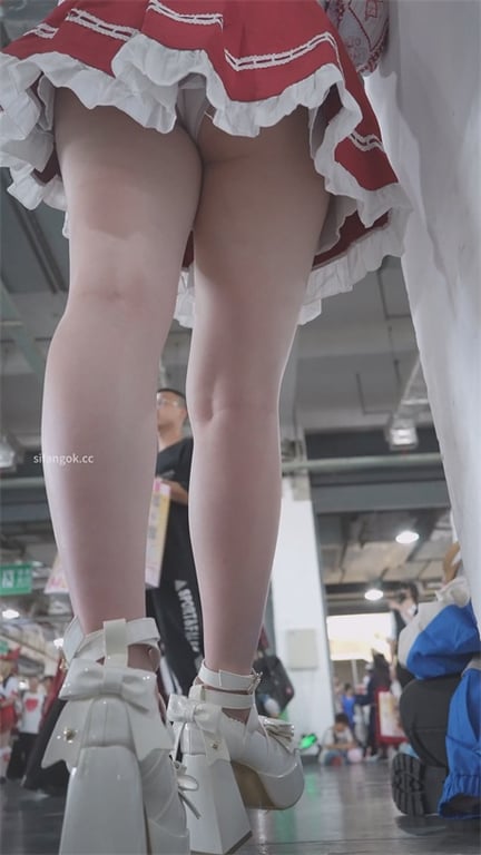 爆款推荐【展会极品】绝美嫩妹大长腿，高跟白丝骚到骨子里，翘臀紧致饱满，忍不住埋脸 配图7