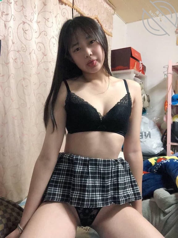 超嫩的高中妹妹,重金砸出自慰视频,清纯背后的反差你想看吗 配图3