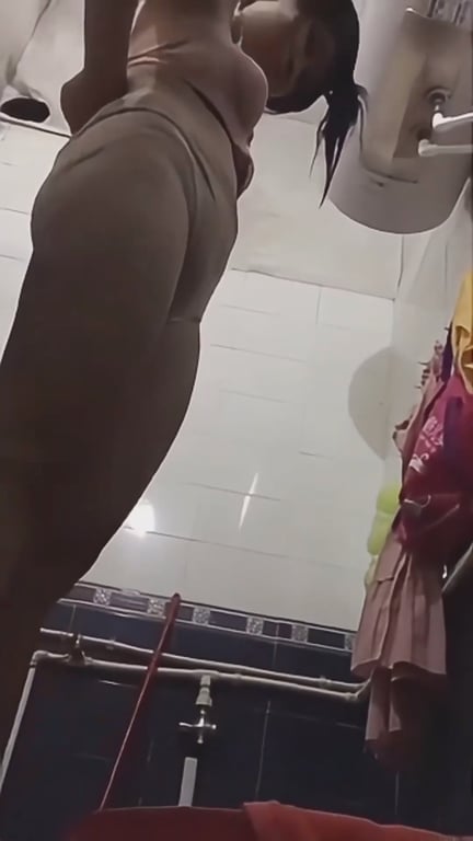 深夜偷窥！夜班美女租客洗澡被房东近距离窥视，巨乳晃动极致诱惑高清无码版 配图9