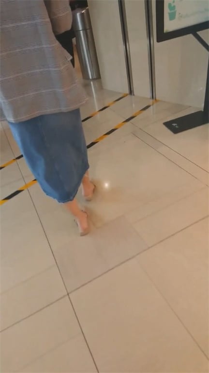 ❣️推荐❣️【手持抄底无内裤少妇】技术牛逼,骚穴以为长裙子不会走光就挂空挡,当众开闪光灯抄底成功,小穴够黑1V愃 - 老宋论坛-老宋论坛