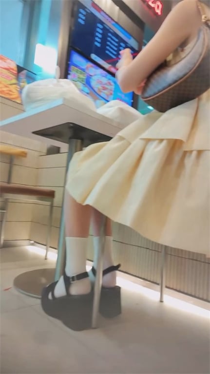 爆款推荐【商场偷香】绝美嫩妹小皮鞋白内裤骚到爆，超薄姨妈巾都挡不住，一脸怨妇欲求 配图5