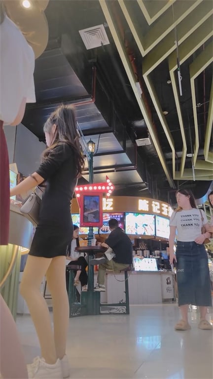 推荐【商场抄底】都是颜值靓女，阴户饱满，玉足特写，肉丝包臀裙，龟男在旁边也要拍5 配图9