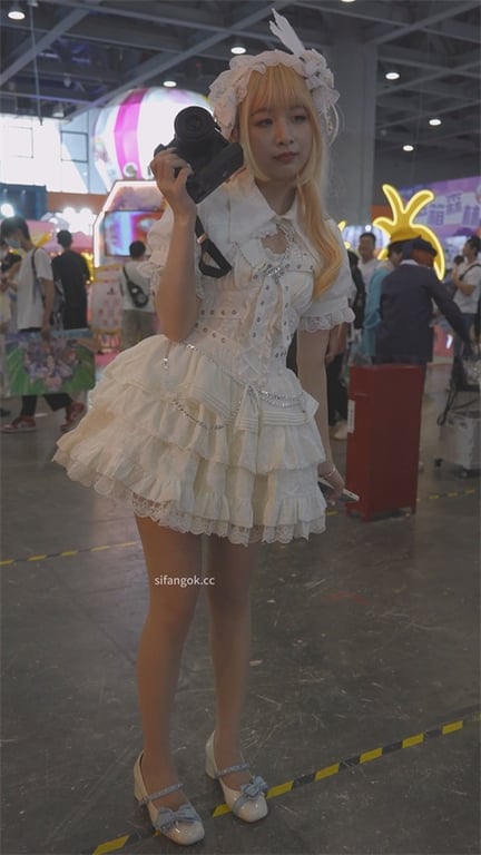 展会限时抄底颜值爆表嫩妹，长腿翘臀肉丝白内，后入角度绝了，手感爽到飞起！1V 配图3