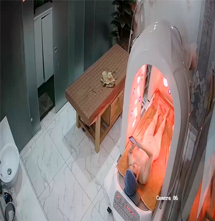 高档医美中心监控破解两位美女职员服务身材不错的少妇光溜溜的做光子嫩肤 配图5
