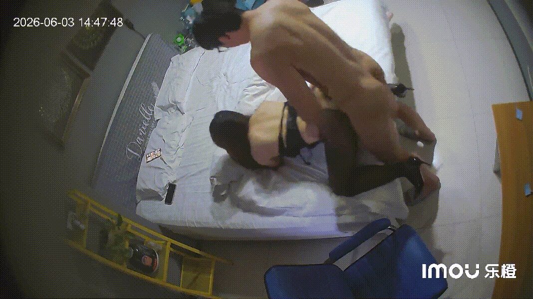 6-4流出乐橙酒店新台偷拍清纯女孩被男友换上高跟鞋放桌子上操的淫叫 配图4