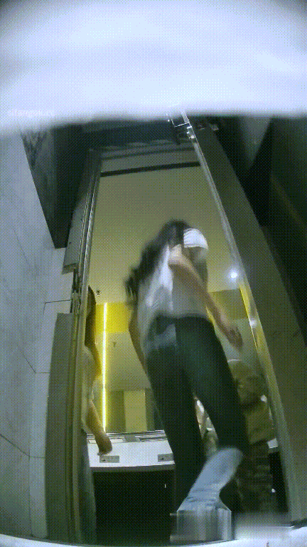 美女如云夜场女公厕后位真实偷拍络绎不绝小姐姐方便，同步露脸⑵ 配图5