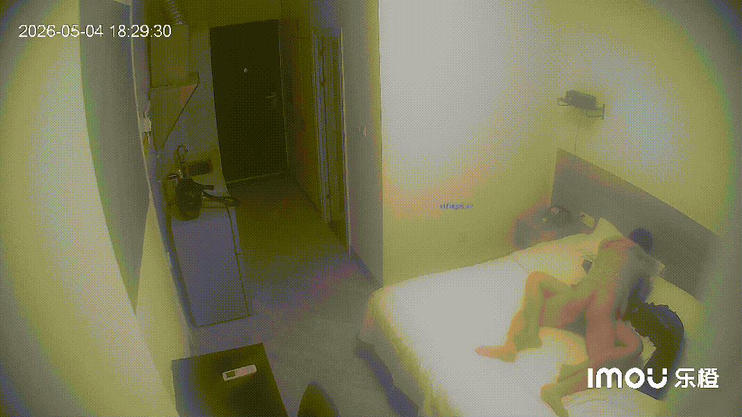 乐橙酒店偷拍大爆料！白领眼镜男带小女友开房如愿狂吃，激战两次高潮迭起 配图2