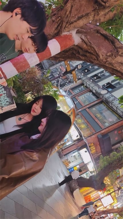 爆款推荐【街头极品抄底】清纯颜值嫩妹大长腿，粉色内裤诱惑拉满，玉足高清特写+薄薄 配图8