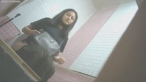 🔥一月最新流出！高校女厕高清前视角偷拍❤️金发学妹尿尿阴毛茂密，隔着卫生纸用力狂揉阴蒂还多按几下超色！-老宋论坛