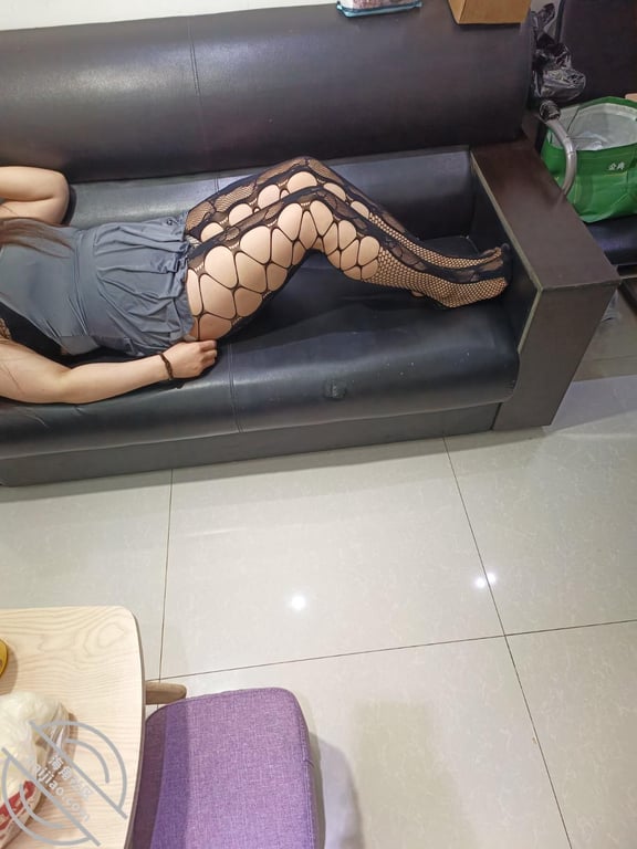 把嫂子灌多，趴在桌上子上让海友后入嫂子-老宋论坛