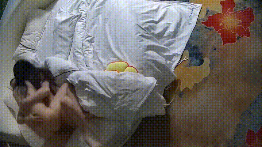 贫乳小少妇酒店开房激情：先深喉伺候猛男，再主动上位扭腰骑乘全程享乐 配图2