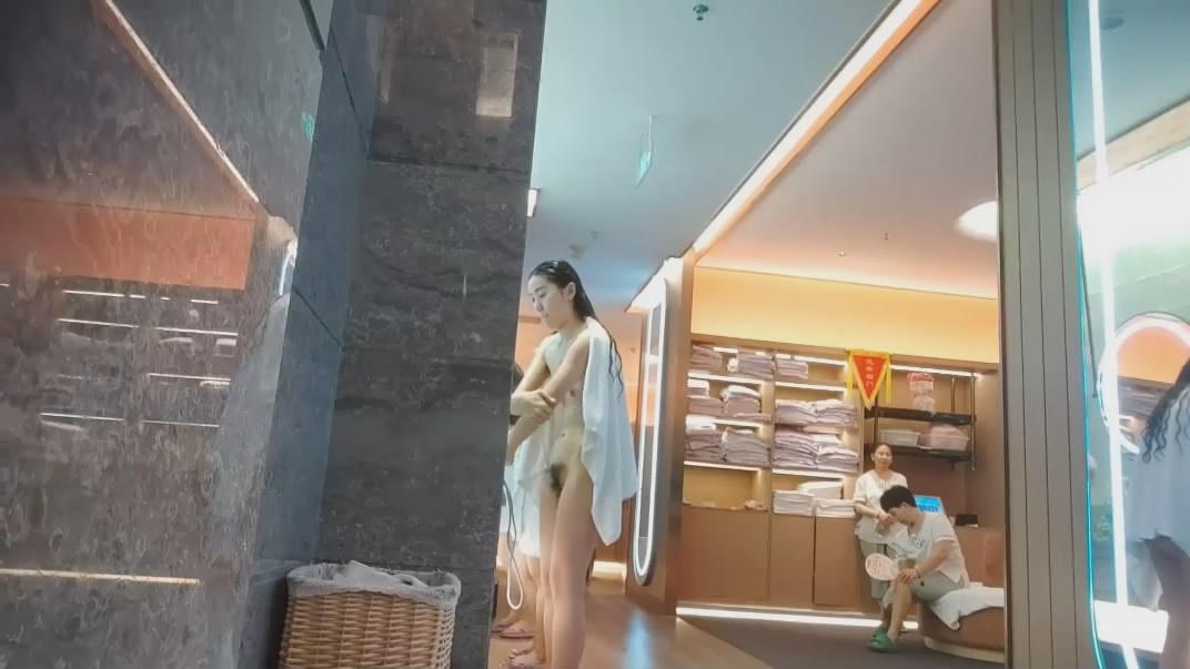 最新流出大神潜入❤️国内温泉洗浴会所更衣化妆间偷拍吹头的美女逼毛特别多貌似蹲在更衣室尿尿擦逼 - 老宋论坛-老宋论坛