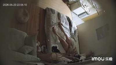 乐橙酒店精品房偷拍❤️5.20当天高颜值女孩被男友放白鸽只能无奈一个人在酒店做爱（3V)-老宋论坛