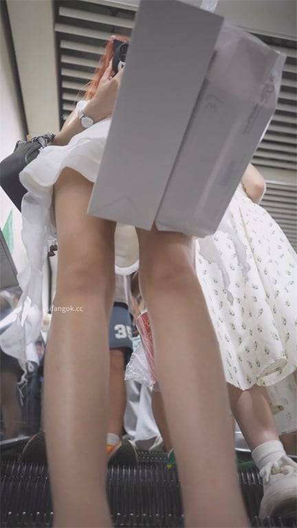 推荐【步行街抄底】骚逼嫩妹,肉丝白内,玉足特写,塞这么大块卫生斤,量这么大吗1V 配图6