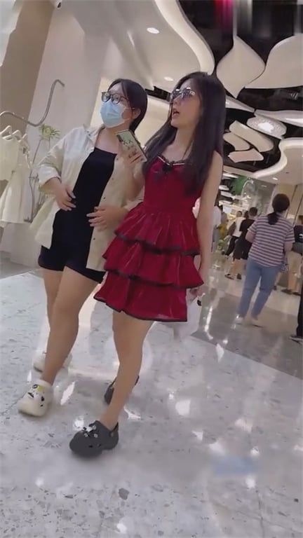 爆推【商场真空捡漏】绝美小嫩妹红裙下不穿内裤竟是一线天，苗条娇躯让人想把脸埋进屁 配图5