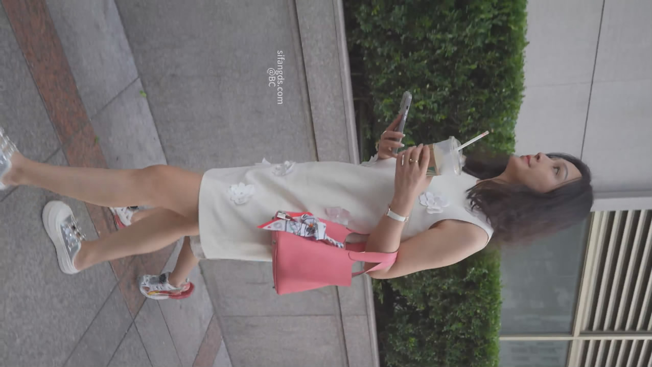 极品180cm气质CD女神KFC街拍！白裙少妇透明粉蕾丝丁字裤夹逼，黑森林若隐若现超诱惑❤️ - 老宋论坛-老宋论坛