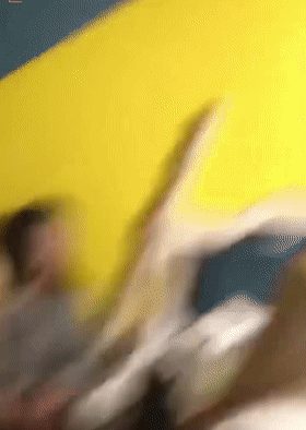 猎奇沈阳嫩妹王佳颖勾引别人男友被抓奸 姐妹严刑拷打扒光衣物 裸体哭喊求饶！ 配图2