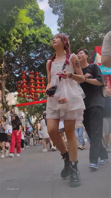 极致诱惑【街头抄底】青春美少女包臀裙紧致翘臀，龟奴重磅福利，强行偷拍玉足白内裤骚 配图9