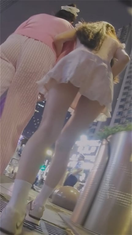 极致诱惑【街拍抄底】泡泡裙下大长腿玉足特写，高颜值美女白内骚浪1V1 配图8