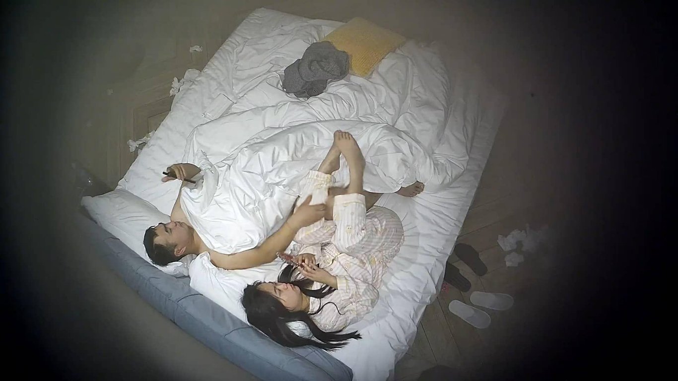 2-13流出酒店偷拍刚放假爱学习的美女带着书和男友反复入住肆意欢愉完整版（70V 配图1