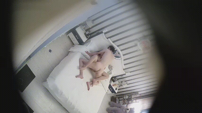 酒店偷拍：可爱眼镜萌妹与男友激情开房全程！热情男友狂舔蜜穴猛操，却让她高潮未尽欲 配图3
