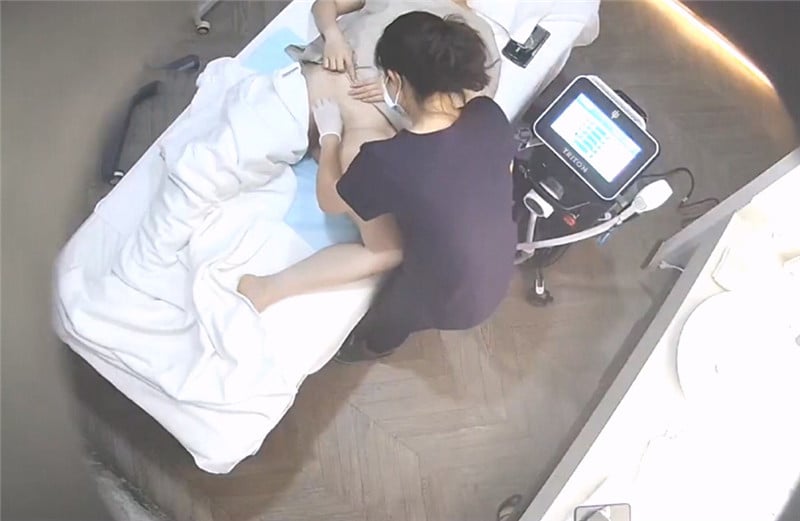 《美容院摄像头破解》真实记录两位少妇做阴部护理小黑鲍秒变无毛小嫩B 配图4