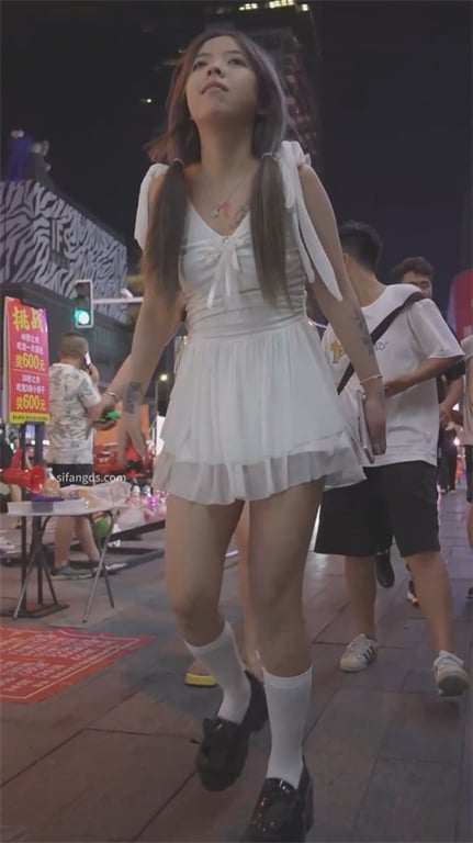 爆推【街头极品猎艳】夜场靓妹跳蛋失控走路晃臀，颜值爆表肥美屁穴与粉嫩阴户等你1V 配图9