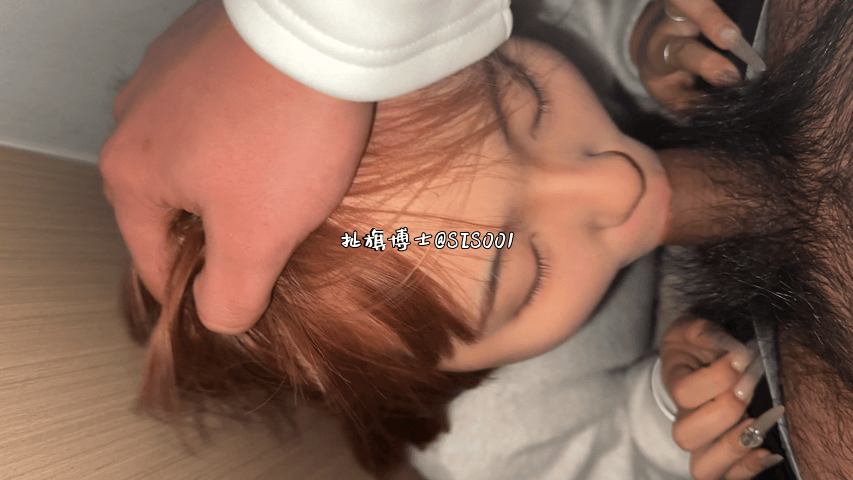 『情侣手机泄漏』舌钉辣妹私密视频曝光：舔舌挑逗眼神超欲，后入摸奶画面太刺激！ 配图2