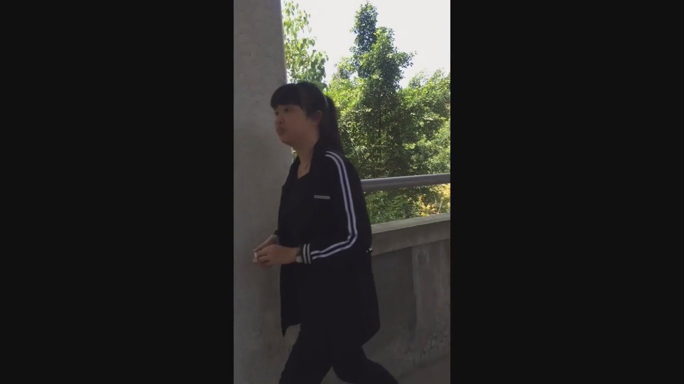 厕拍大神潜入湖南某师范学院教学楼女厕偷拍学妹尿尿高清无水印版 配图13