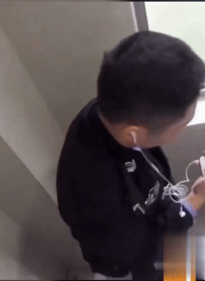 超稀有大瓜警察在厕所打飞机，一边看片一边撸，看来是憋坏了啊，也不敢找小姐！ 配图4