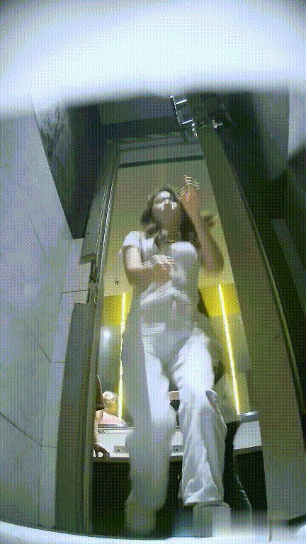 美女如云夜场女公厕后位真实偷拍络绎不绝小姐姐方便，同步露脸⑴ 配图9