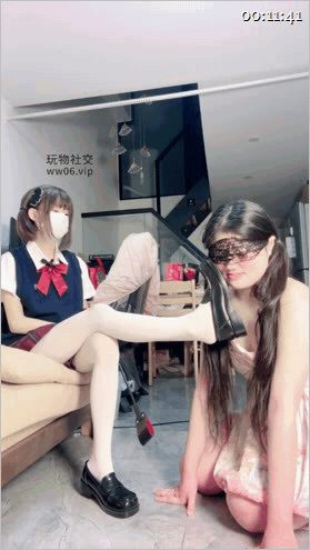 ㊙️【SM调教】【玉子】TJ贱狗把自己的母狗女友骗过来鞭子耳光会教母狗听话最后乖乖听活舔脚自慰被踩尿-老宋论坛